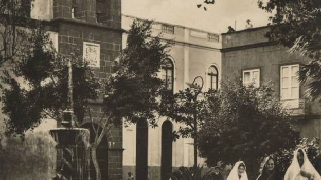 La procesión de Viernes Santo devuelve a Vegueta el blanco de las mantillas
