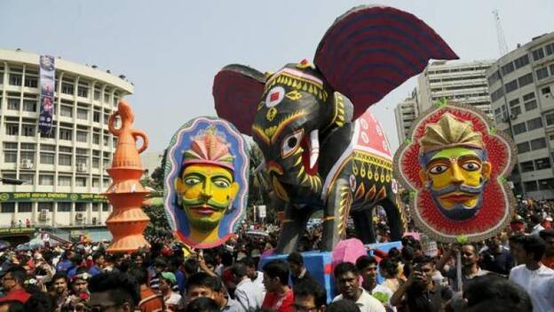 Bangladesh aparca las diferencias religiosas para celebrar su año nuevo