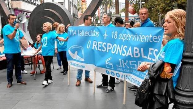 Las familias del JK5022 buscan en la calle su última vía de lucha