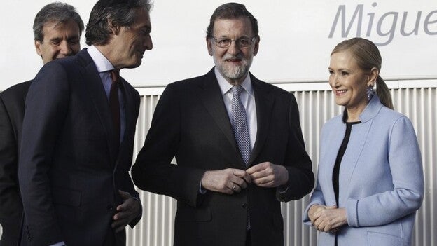 Rajoy se sube al mismo AVE que hizo el primer trayecto Madrid-Sevilla tras posar con Cifuentes en Atocha