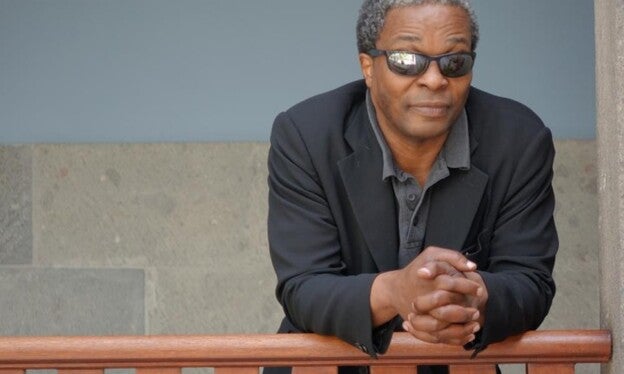 Simon Njami: «Los idiotas están en el poder y eso es peligroso»