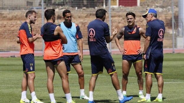 Vicente y Tana siguen sin entrenarse a un día de viajar a Gijón