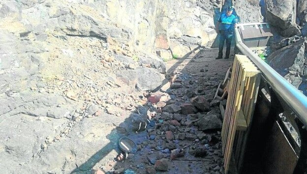 El Confital abre sus accesos pero sigue con el baño prohibido