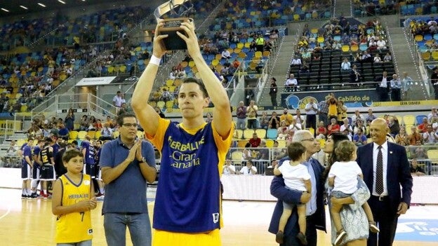 Kuric ya luce su trofeo CANARIAS7-Pepe Moriana Santisteban