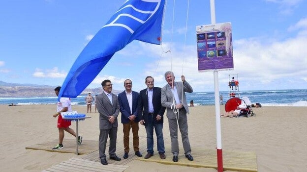 Canarias suma 54 banderas azules en el 30 aniversario