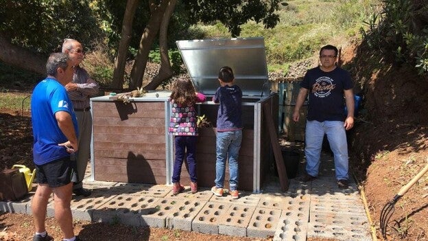 El punto de compostaje comunitario de Puntallana recoge 384 kilos de residuos orgánicos en su primer mes