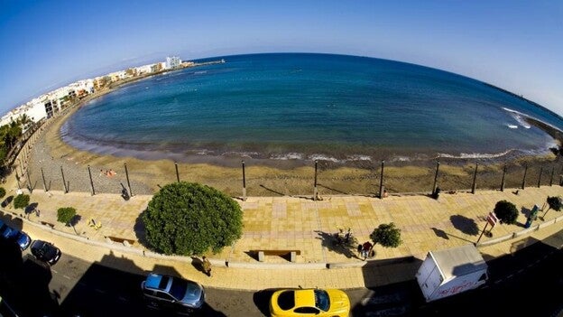 La playa de Arinaga presume de la primera bandera azul del Sureste