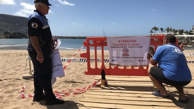 Prohibido temporalmente el baño en playa de Mogán por un vertido