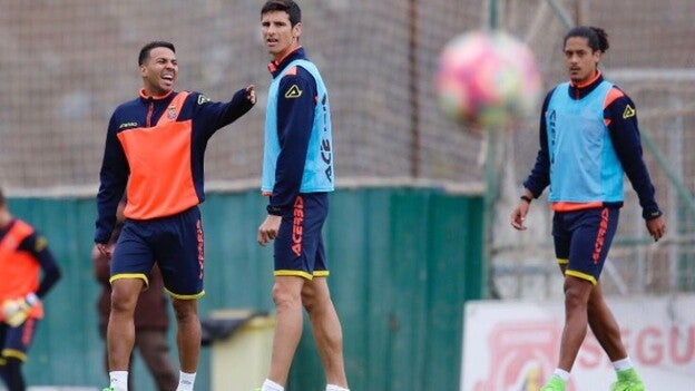 Prince Boateng no se entrenó y Vicente Gómez no terminó la sesión