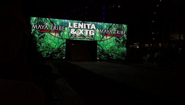 Espectáculo en moda de baño sobre la arena