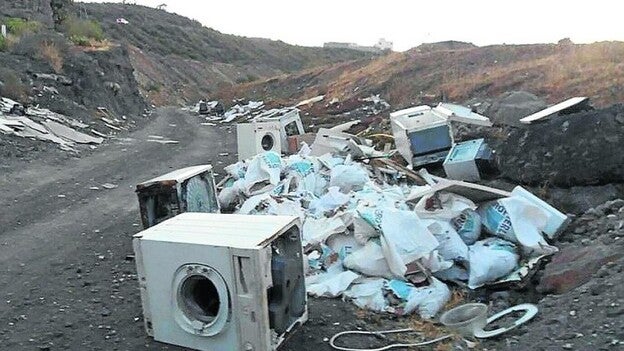 Arucas intenta erradicar varios vertederos ilegales