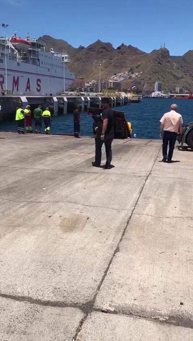 Un camión, a punto de caer al mar en Santa Cruz