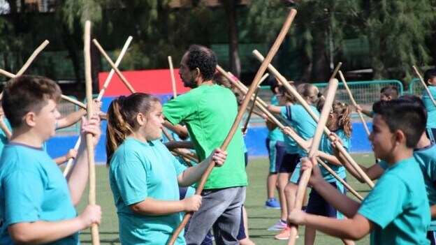 300 niños de Santa Lucía se lucen con los juegos y deportes canarios