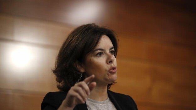 Sáenz de Santamaría insiste a Puigdemont: “El referéndum es innegociable”