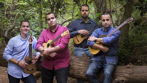 Timples y otras guitarras del mundo llenan el teatro del Cruce de Arinaga