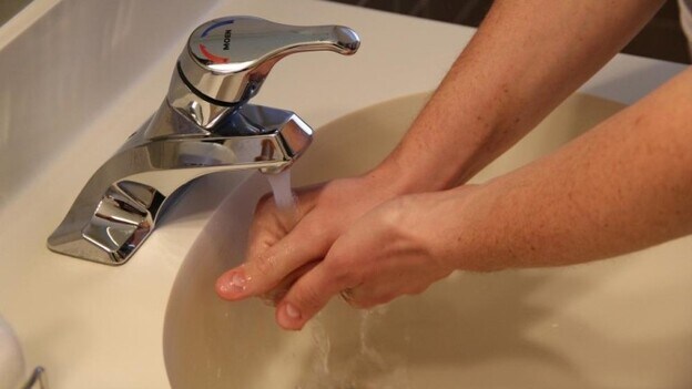 El agua fría tan efectiva como la caliente para eliminar las bacterias