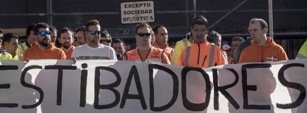 Casi el 100% de los trabajadores de la estiba secundan la huelga