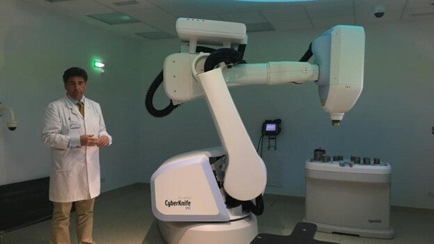 Un equipo pionero de radiocirugía robótica para el Negrín