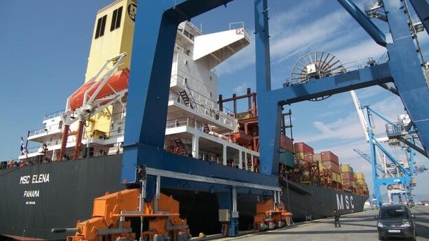 La huelga no evita la actividad portuaria