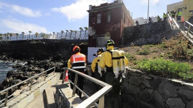 Una bolsa de lodo de dos metros de alto aborta la inspección de la galería en El Confital