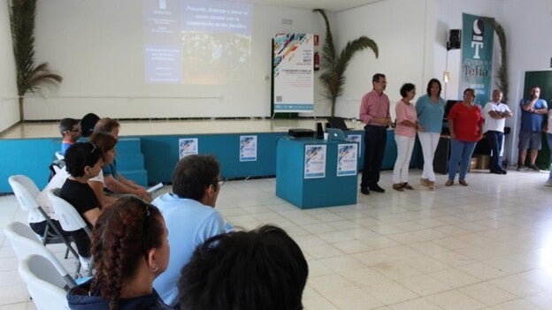 Tefía reúne a 54 familias para luchar contra el acoso escolar