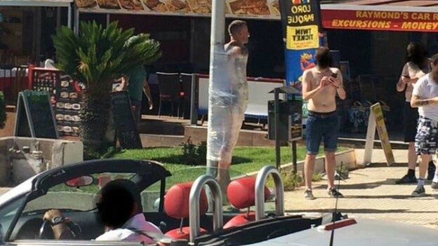 Atado a un poste y desnudo en Tenerife