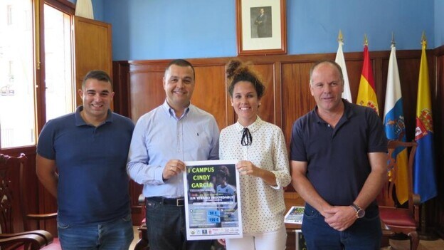 Guía promueve el primer campus femenino de fútbol de Canarias