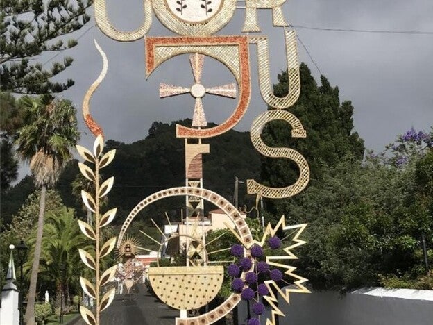 Villa de Mazo levanta los primeros arcos del Corpus Chirsti