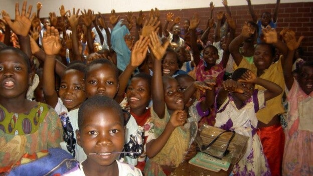 Las mujeres colaboran más con las ONG