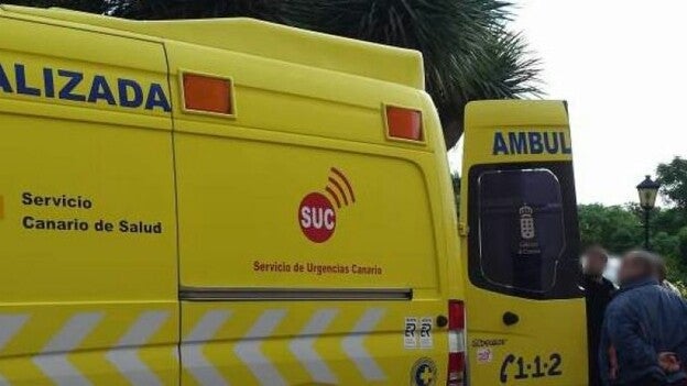 Un motorista herido tras colisionar con un turismo