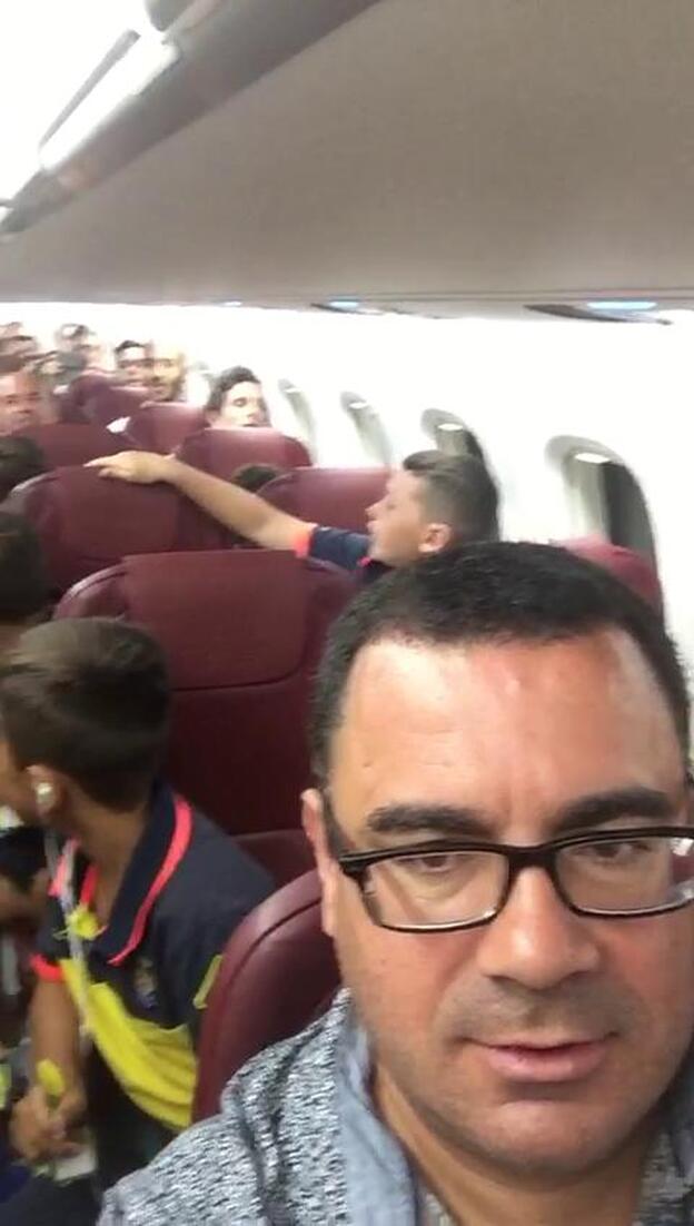 Los Gofiones cantan el himno amarillo en pleno vuelo