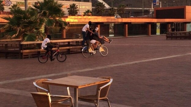 La Policía multa a cinco ciclistas cada mes