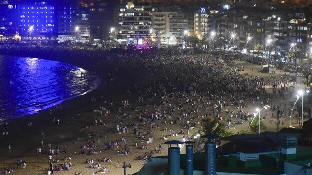 Disfrute de los fuegos en Las Canteras con CANARIAS7