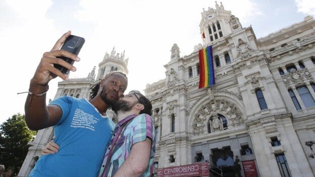 La bandera arcoiris ondea con orgullo