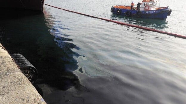 El fuel vertido en el Muelle Grande se dispersa