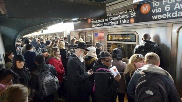 Al menos 34 heridos tras descarrilar un metro en Nueva York