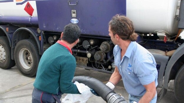 Los carburantes se abaratan un 0,8%