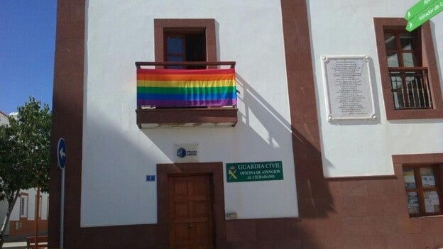 Policía y Guardia Civil de Artenara, con la arcoíris