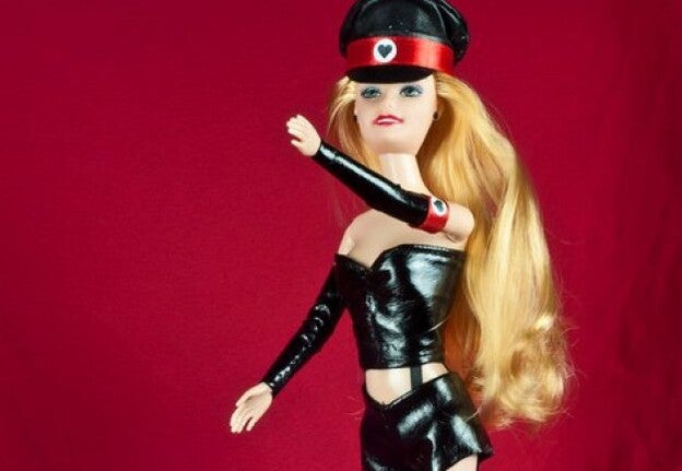 Las Barbies customizadas llegan a la Biblioteca Insular