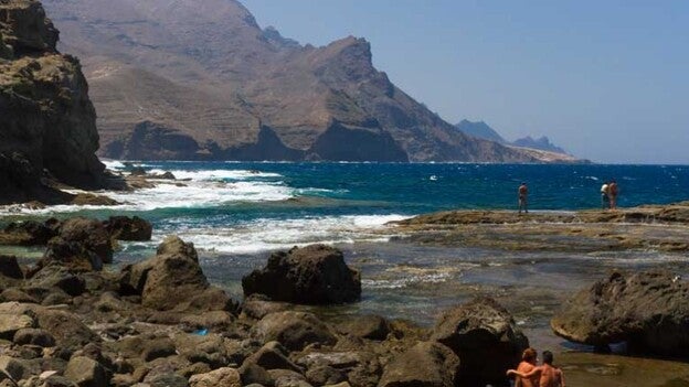 Rescatan a una pareja tras quedarse aislada en una roca