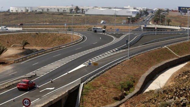 Dos jóvenes ingresan en estado grave tras colisionar una moto y un coche en Lanzarote