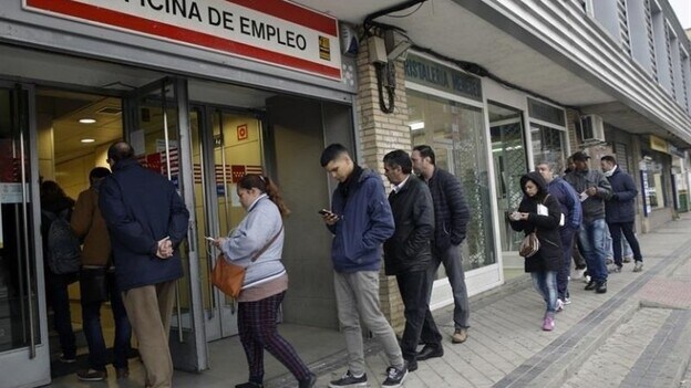 El desempleo baja en 2.670 personas en Canarias