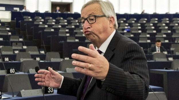 Juncker saca los colores a los eurodiputados por la escasa asistencia al pleno