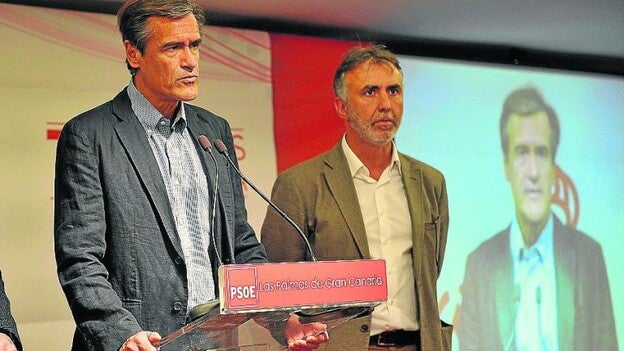 Aguilar también tiene los avales del PSOE