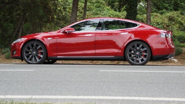 Un Tesla rojo único en Canarias