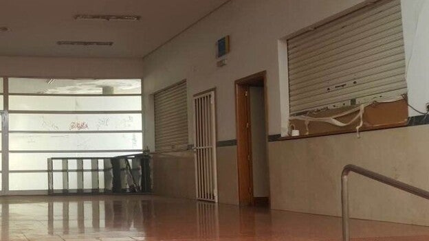 Médicos sin luz, con cucas y goteras