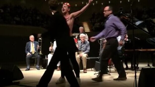 Dos activistas irrumpen en un concierto de Woody Allen