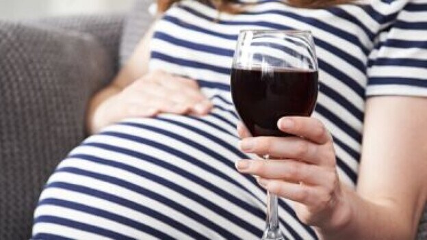 Consumir alcohol embarazada afecta a las neuronas del bebé