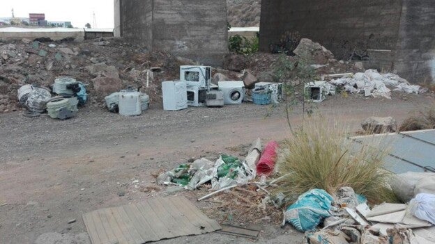 Limpian un vertido de lavadoras en el Barranco de Silva