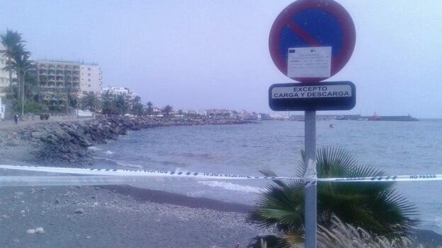 La playa junto al hotel Sunwing de Arguineguín continúa cerrada al baño